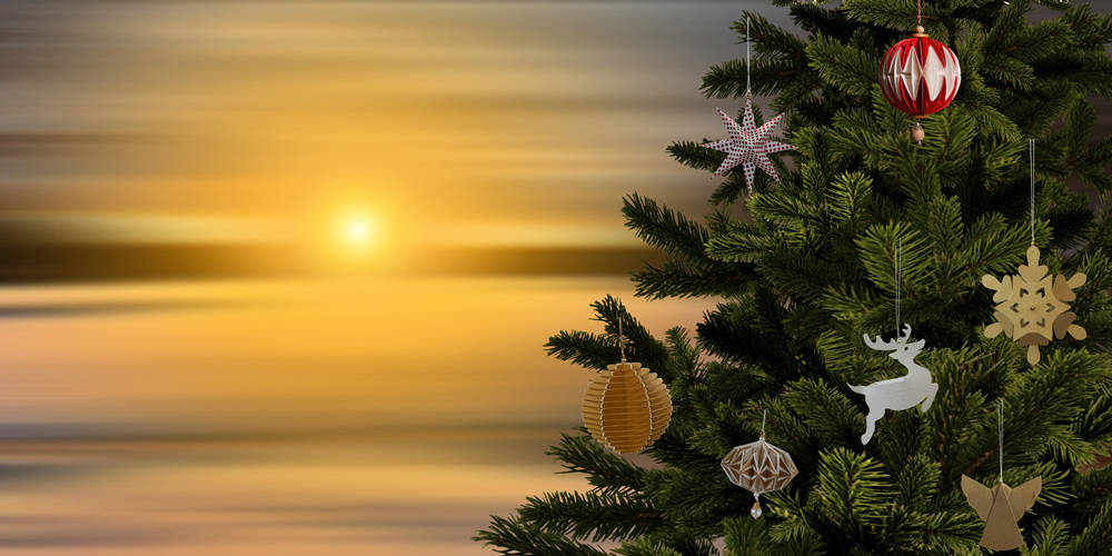 Christbaumkugeln und anderer Schmuck am Weihnachtsbaum