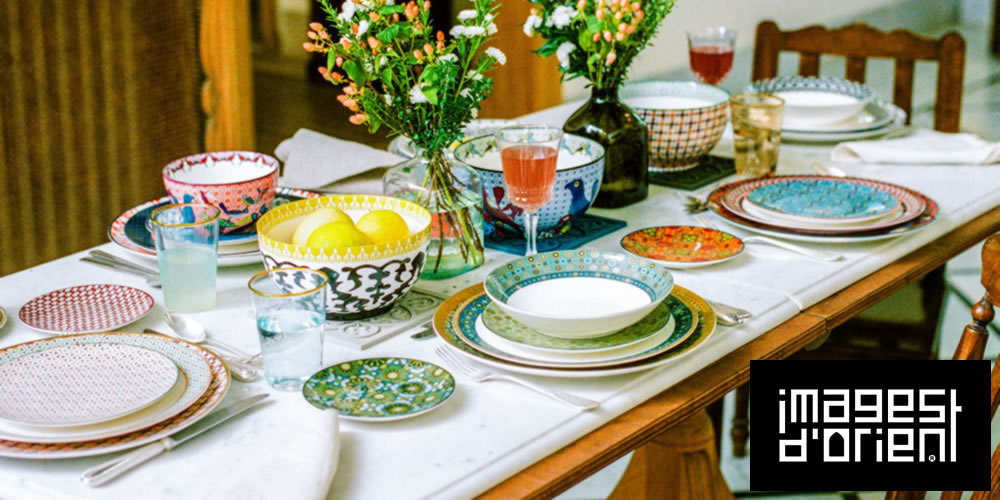 Tisch mit Porzellan von Images d'Orient