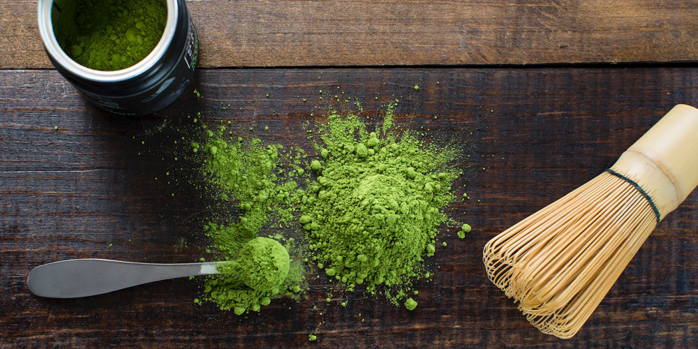Zubereitung von Matcha-Tee in Matcha-Schalen