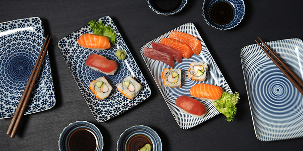 Sushi Set mit Platte, Saucenschale und Sushi