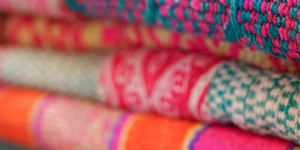 Textilien in bunten Farben