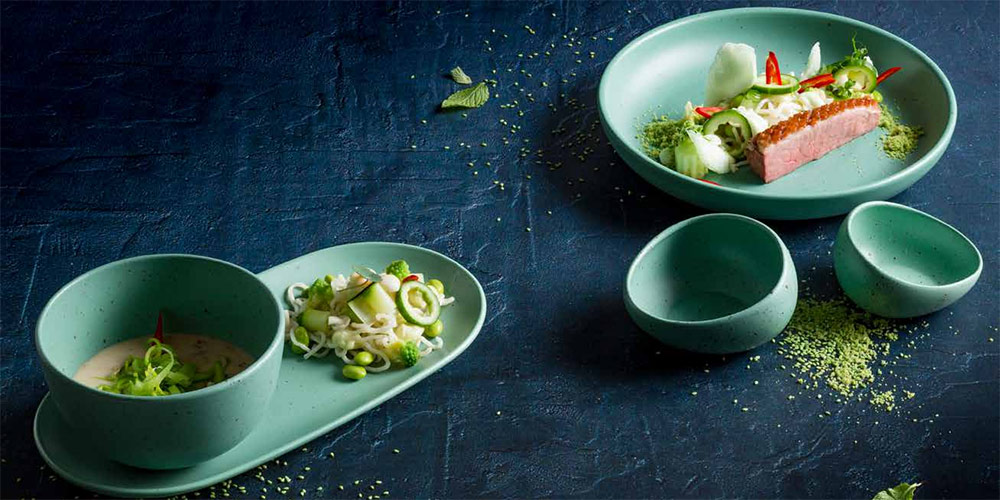 Tisch mit Tinto Green Geschirr von Q Authentic