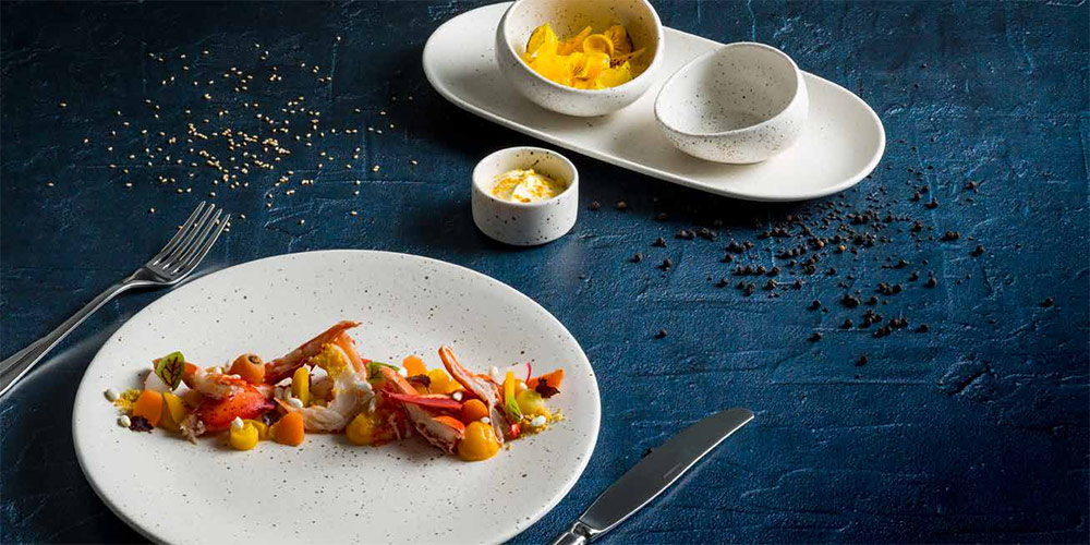 Tisch mit Tinto White Geschirr von Q Authentic